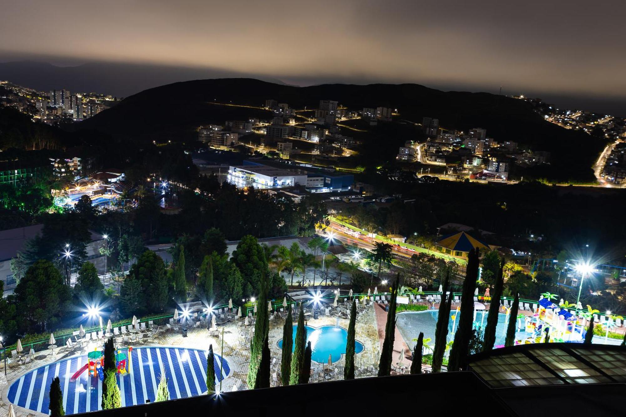 Golden Park All Inclusive Poços de Caldas Exterior foto View of the park at night