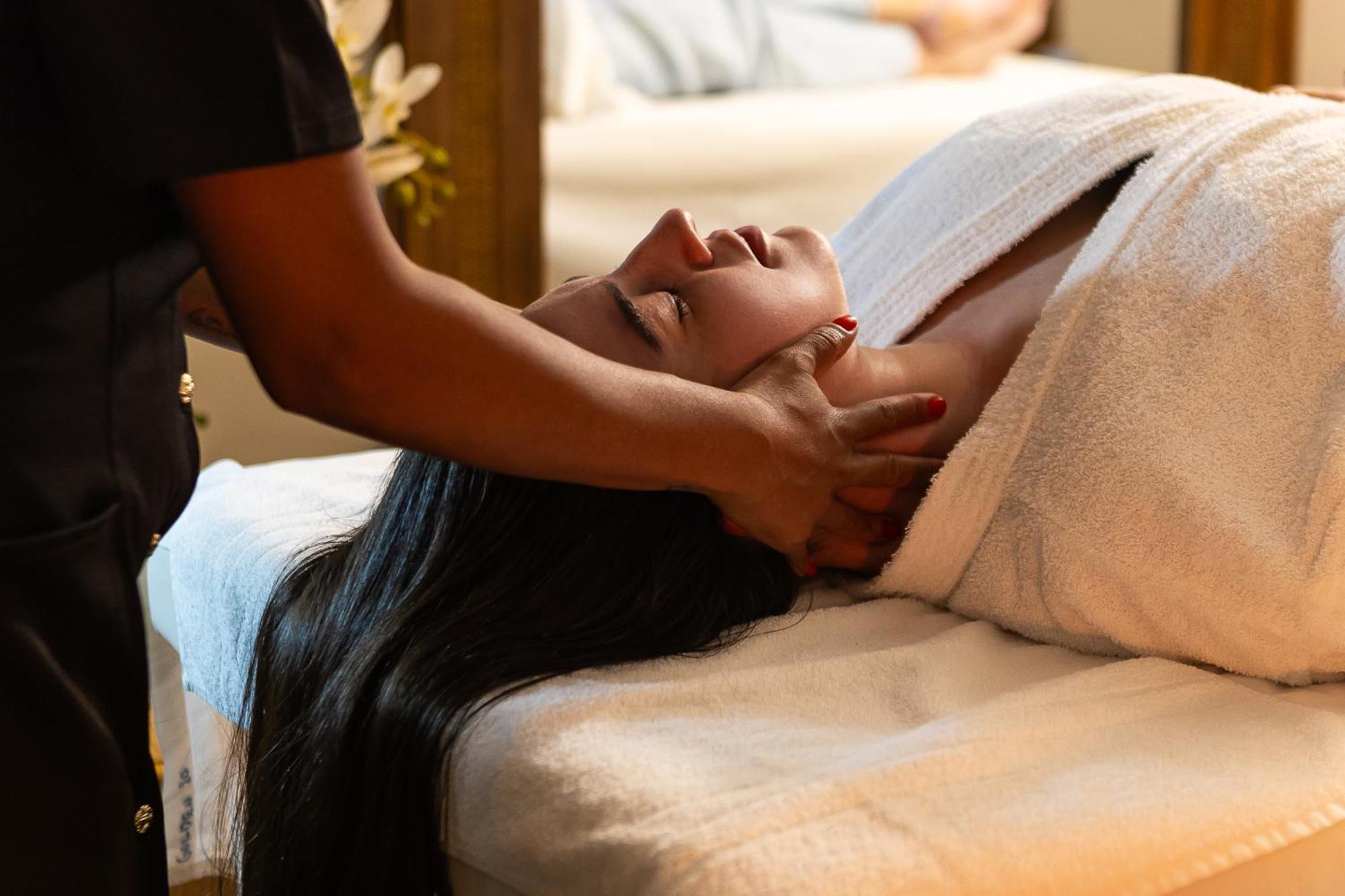 Golden Park All Inclusive Poços de Caldas Exterior foto A woman receiving a head massage